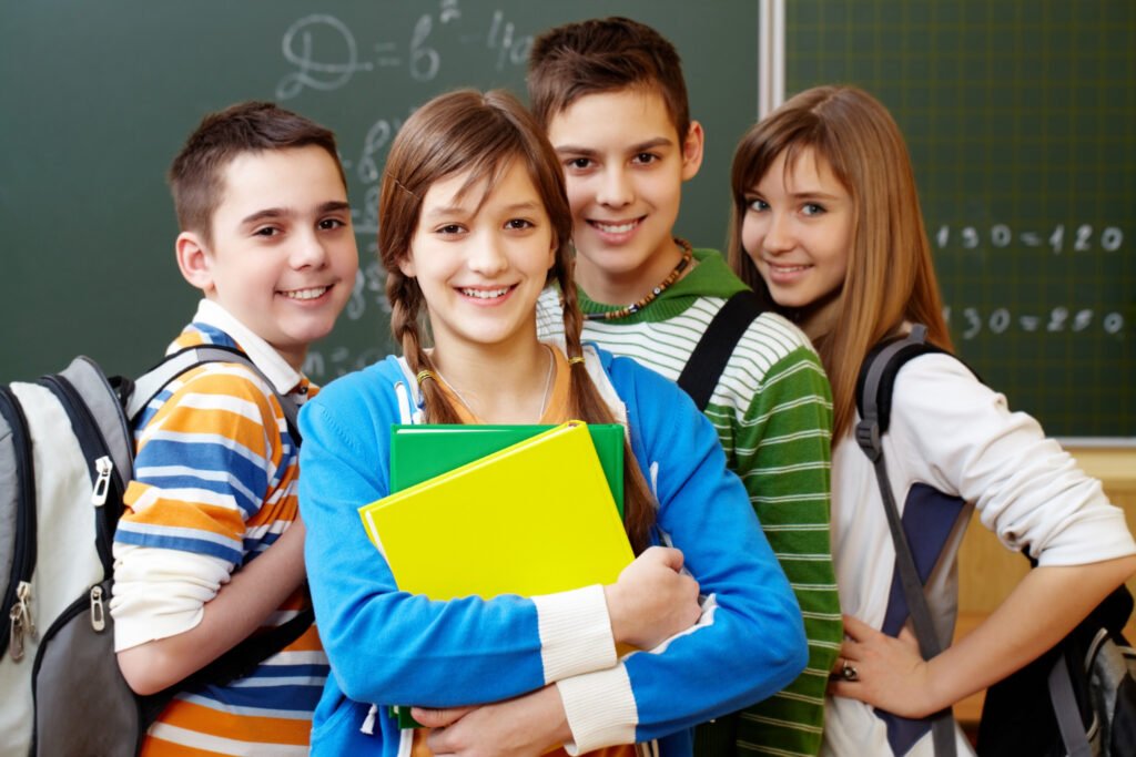 Estudiantes de secundaria participando en una clase.