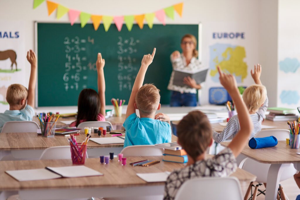 Estudiantes de secundaria participando en una clase.