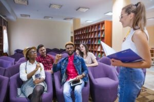 Docente explicando un tema frente al grupo.